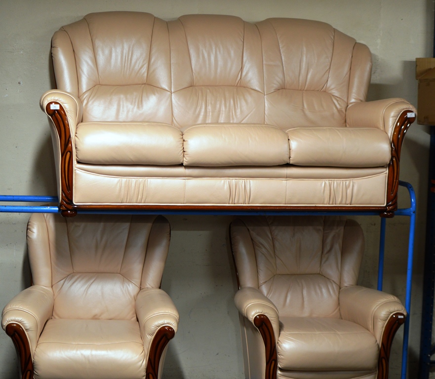 3 PIECE PEACH LEATHER LOUNGE SUITE WITH WOOD TRIM COMPRISING 3 SEATER SETTEE & 2 SINGLE ARM CHAIRS