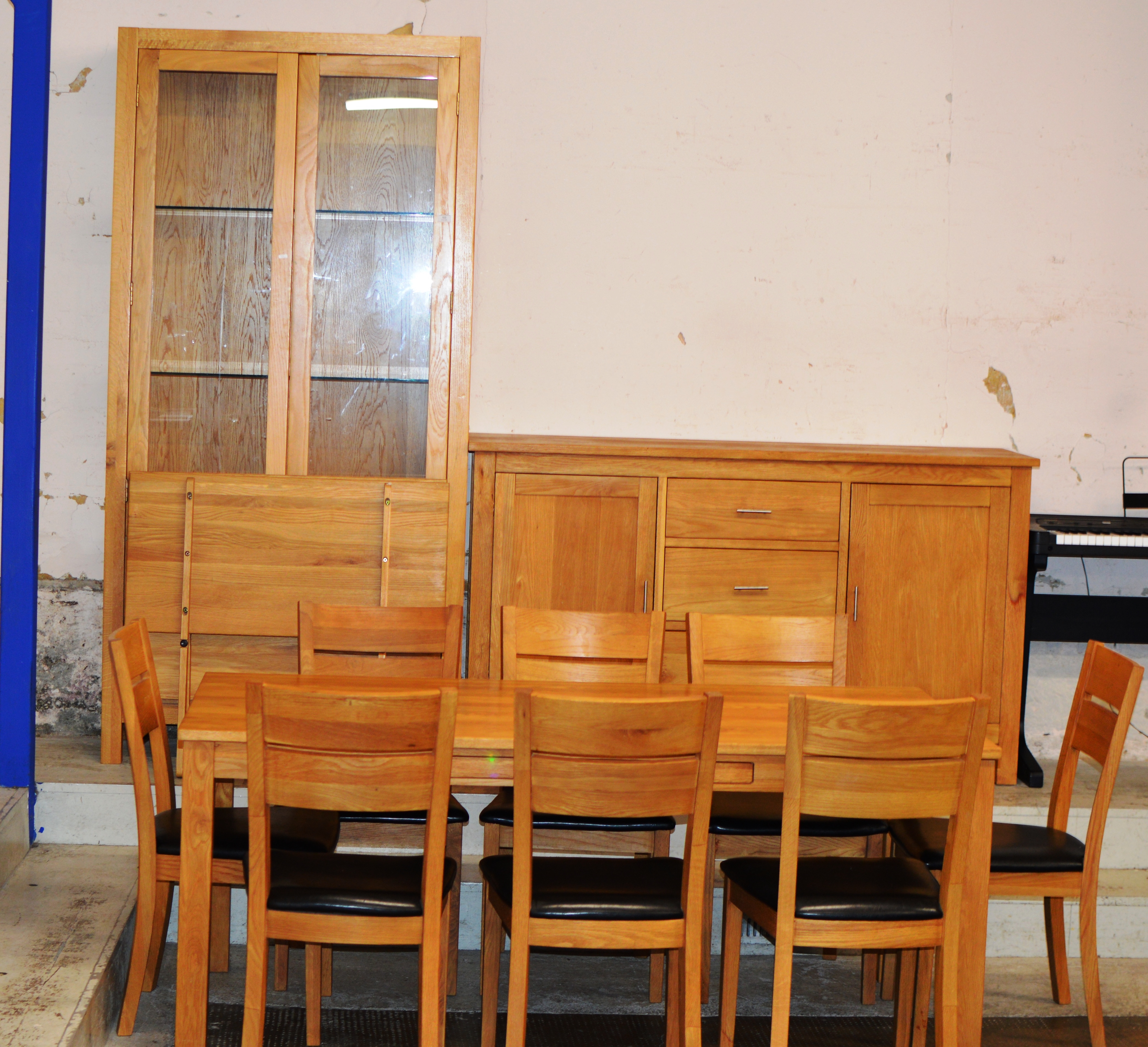 11 PIECE MODERN OAK DINING ROOM SUITE COMPRISING EXTENDING TABLE, DISPLAY CABINET, SIDEBOARD & 8