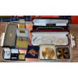 TRAY WITH QUANTITY COSTUME JEWELLERY, GOLD EARRINGS ETC