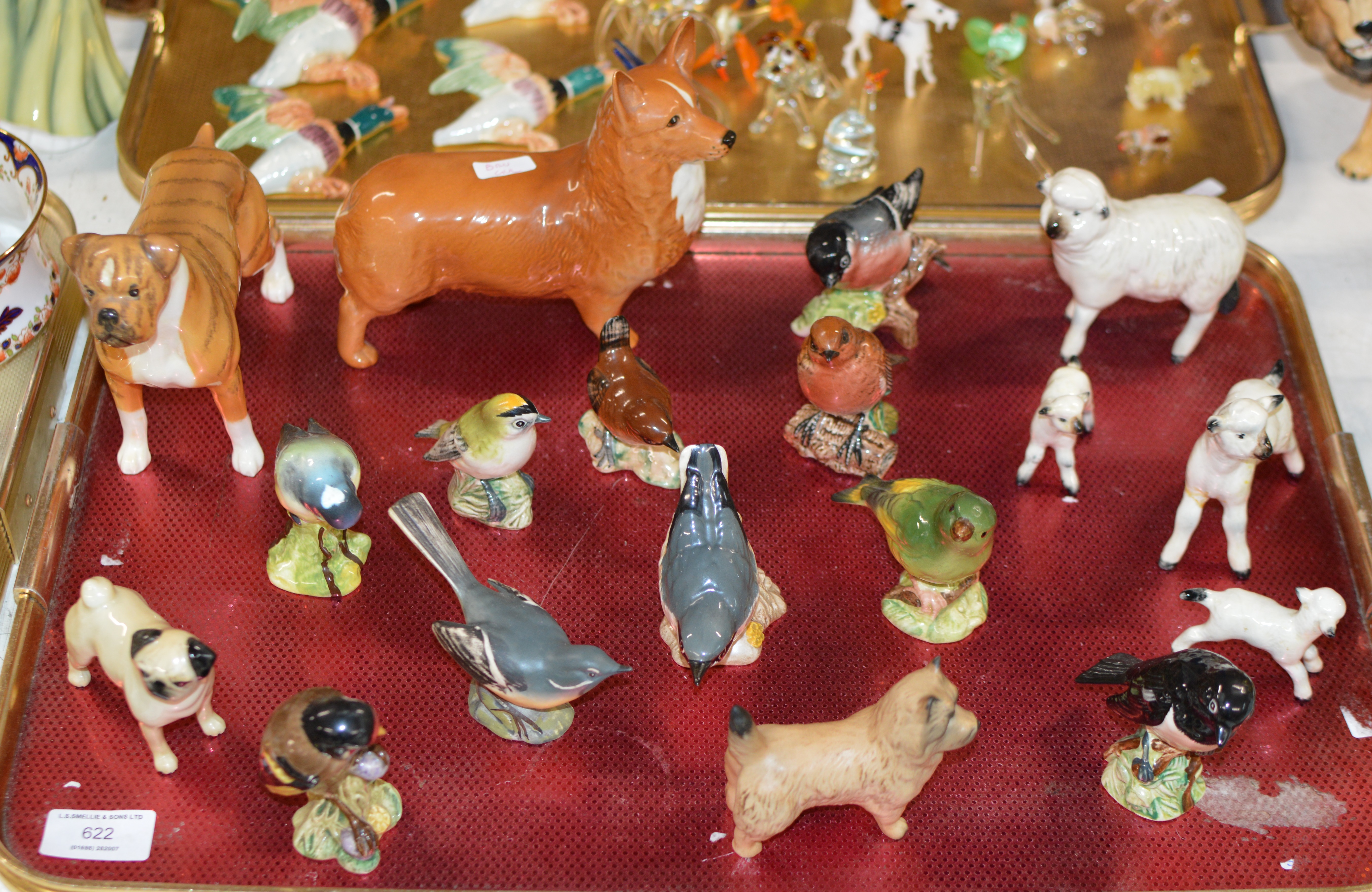 TRAY WITH A COLLECTION OF VARIOUS BESWICK ANIMALS, DOGS, BIRDS, SHEEP ETC