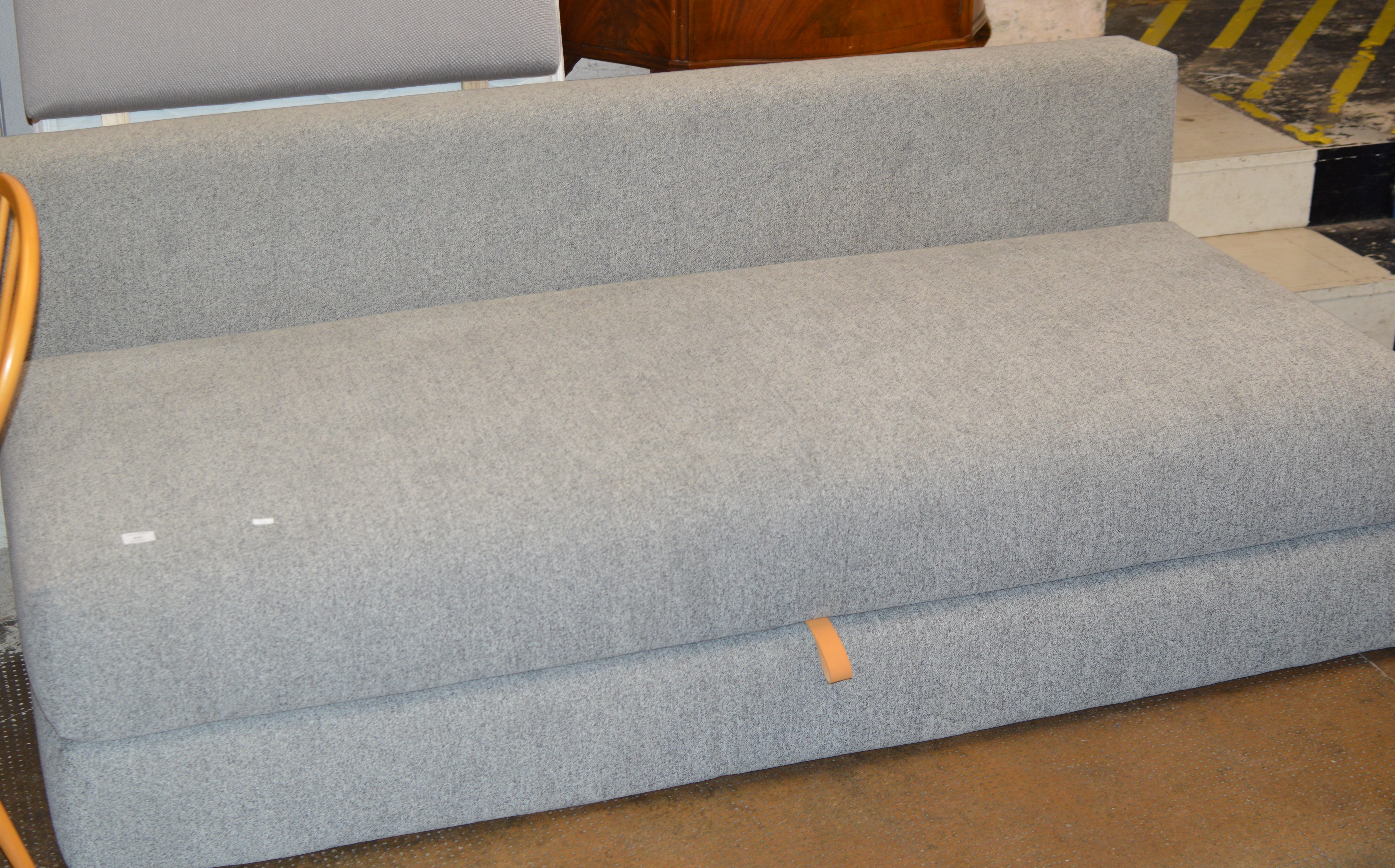 MODERN BED SETTEE