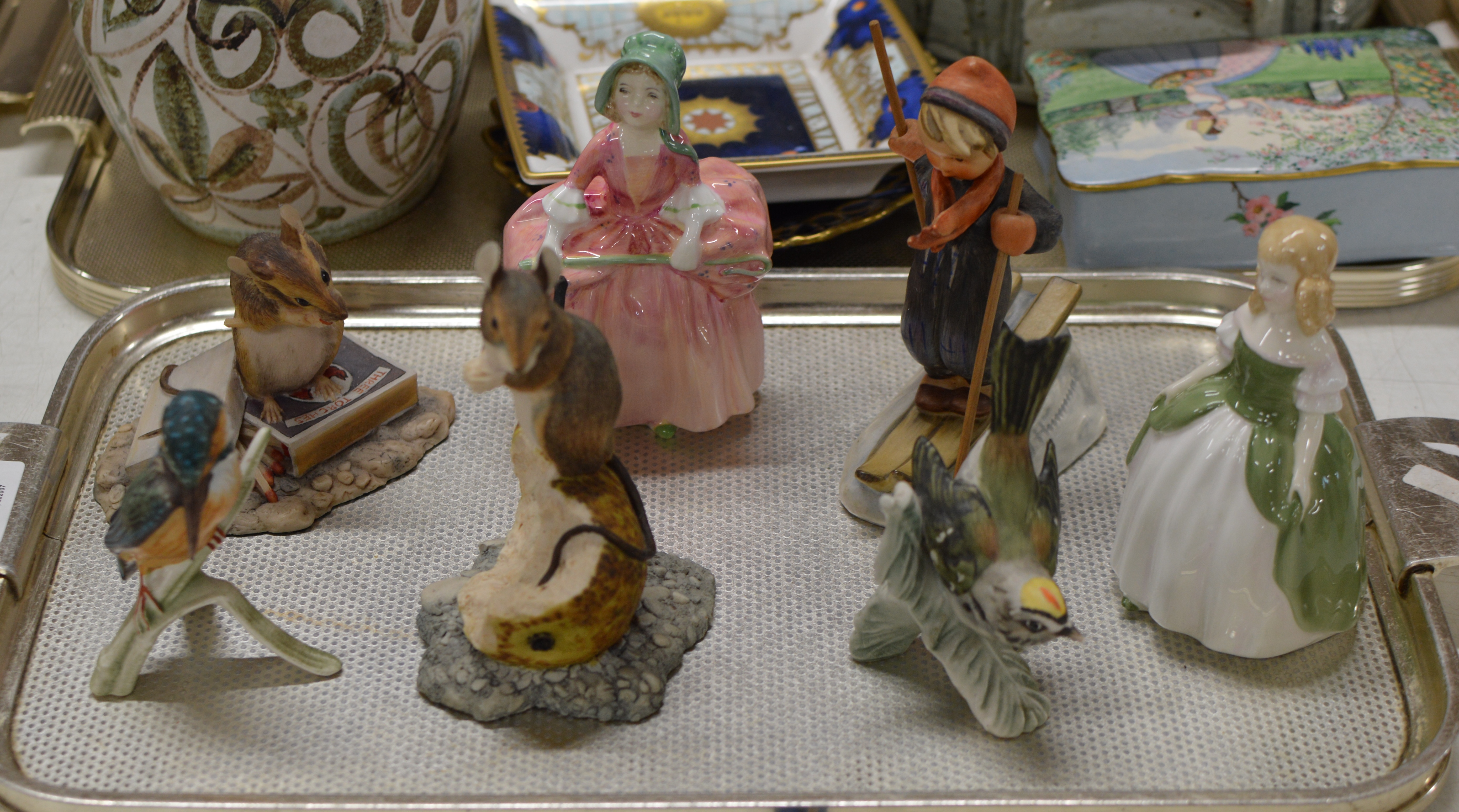 TRAY CONTAINING ROYAL DOULTON FIGURINE ORNAMENTS, HUMMEL SKIER FIGURE, GOEBEL BIRDS, BORDER FINE