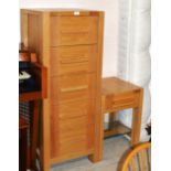 MODERN OAK 5 DRAWER CHEST WITH MATCHING SINGLE DRAWER BEDSIDE UNIT