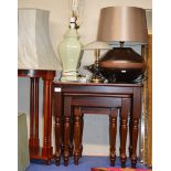 NEST OF 3 MAHOGANY EFFECT TABLES, OCCASIONAL TABLE & VARIOUS LAMPS