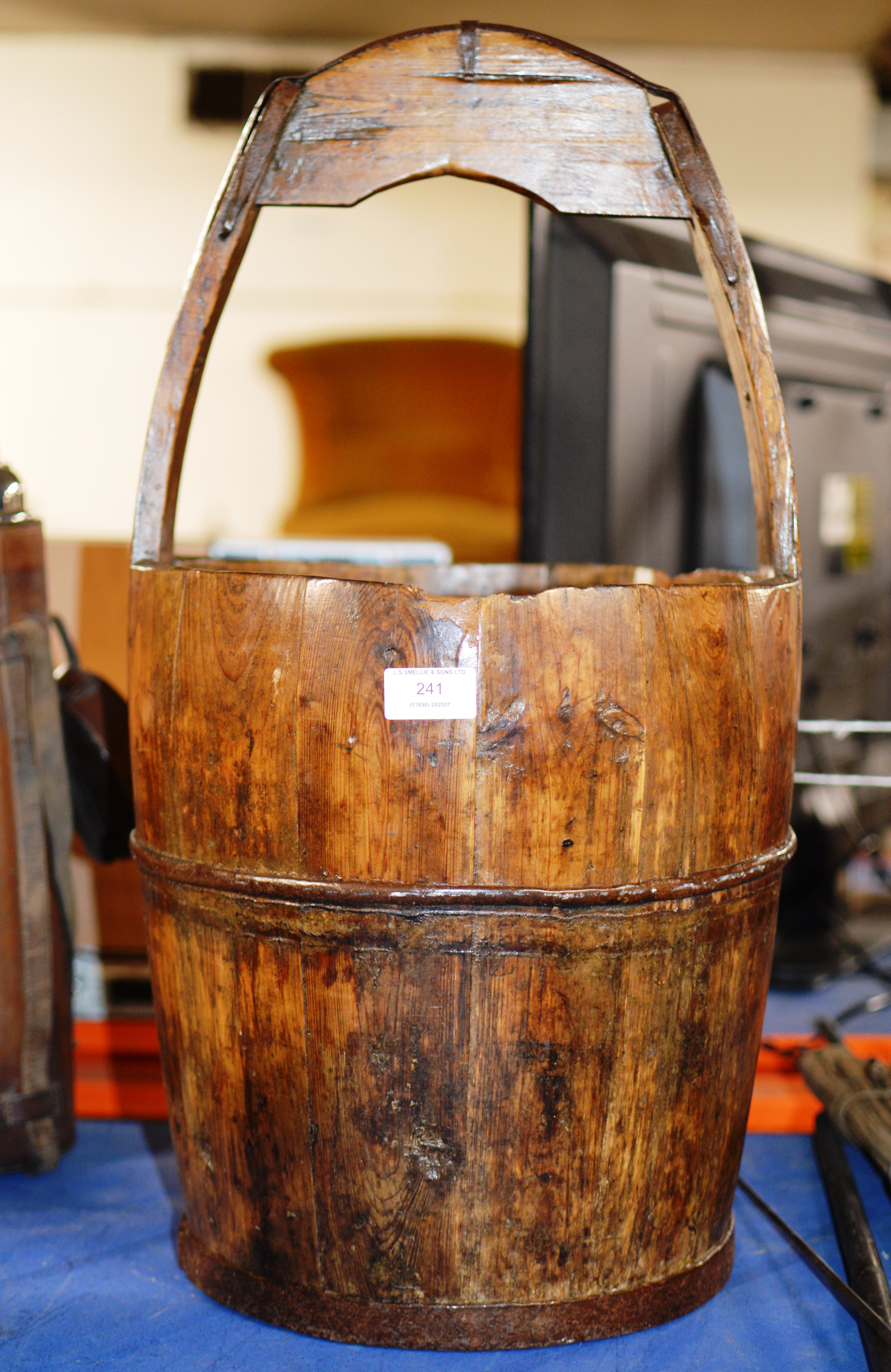 TRADITIONAL CHINESE WOODEN WELL BUCKET, THE LATE 19TH CENTURY RUSTIC WATER VESSEL WITH INTEGRATED