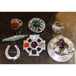 VARIOUS SILVER JEWELLERY INCLUDING AN ENAMEL SHAMROCK BROOCH, HORSE SHOES BROOCH, SCOTTISH AGATE