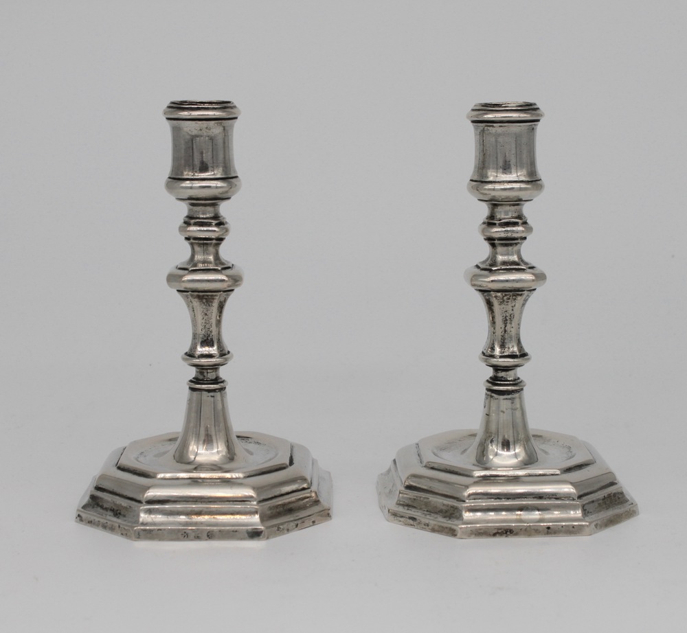 Coppia di candelieri in argento - A pair of silver candlesticks