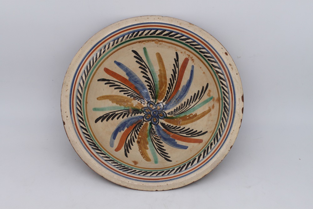 Tre piatti in maiolica smaltata - Three enameled majolica dishes - Image 2 of 4