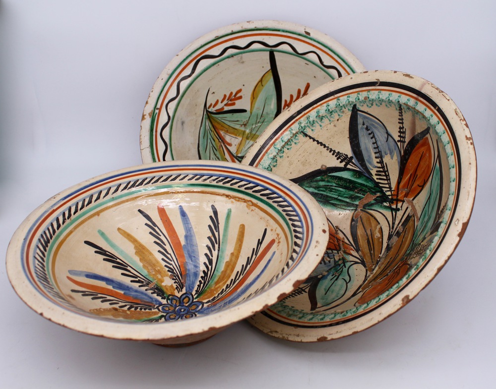 Tre piatti in maiolica smaltata - Three enameled majolica dishes