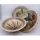 Tre piatti in maiolica smaltata - Three enameled majolica dishes