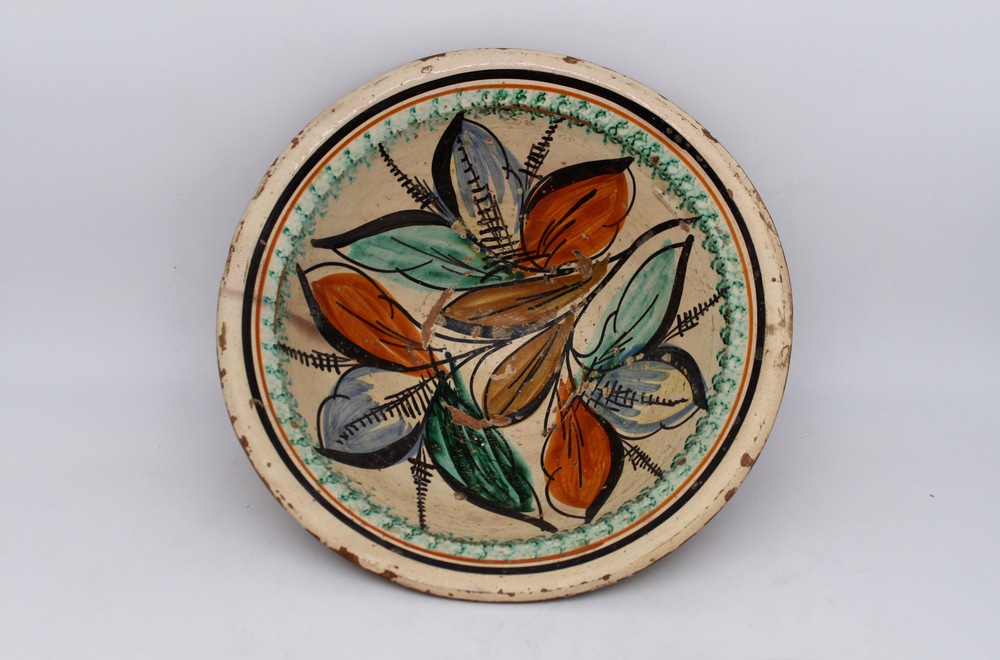 Tre piatti in maiolica smaltata - Three enameled majolica dishes - Image 4 of 4