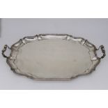 Vassoio in argento con manici - A silver tray with handles.