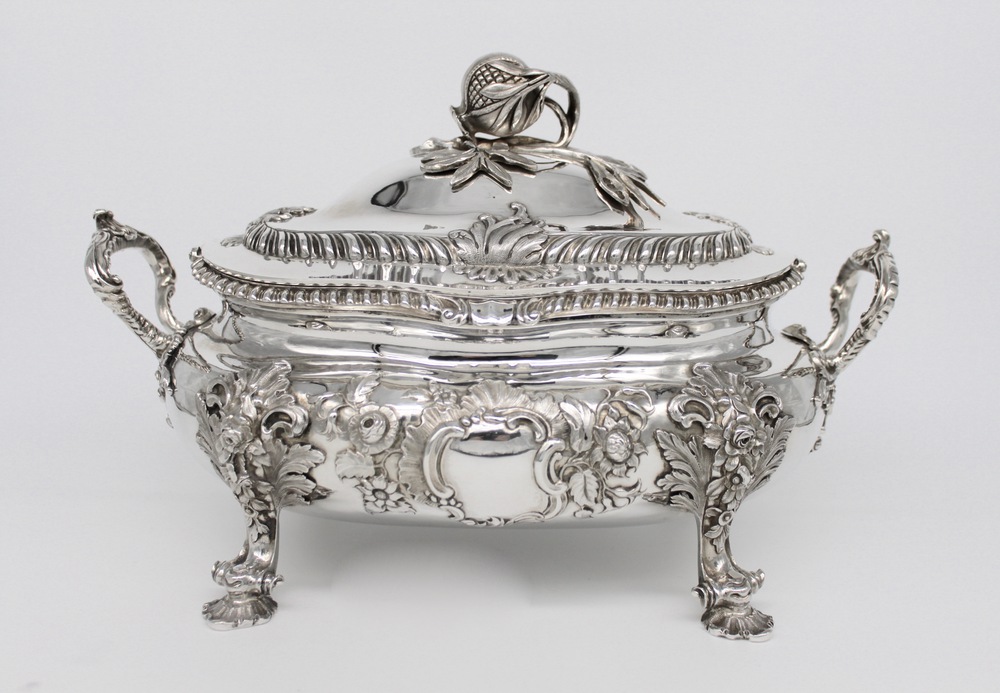 Zuppiera in argento. - A silver soup tureen