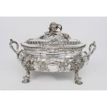 Zuppiera in argento. - A silver soup tureen