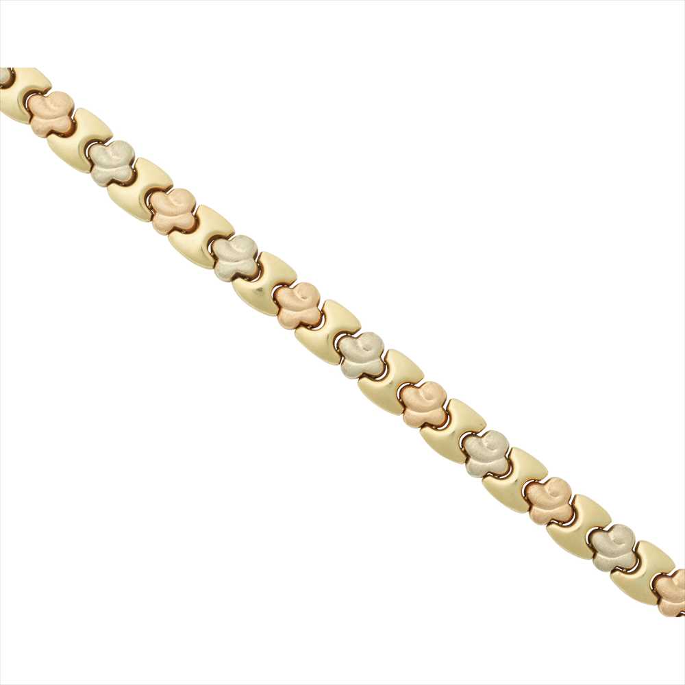 A tri-coloured flexible link necklace