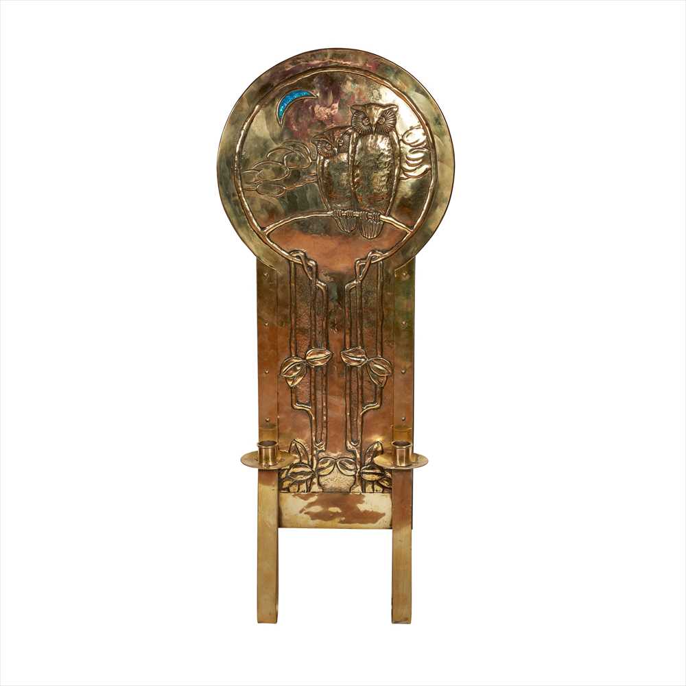 ATTRIBUTED TO MARGARET GILMOUR GLASGOW STYLE BRASS WALL SCONCE, CIRCA 1900