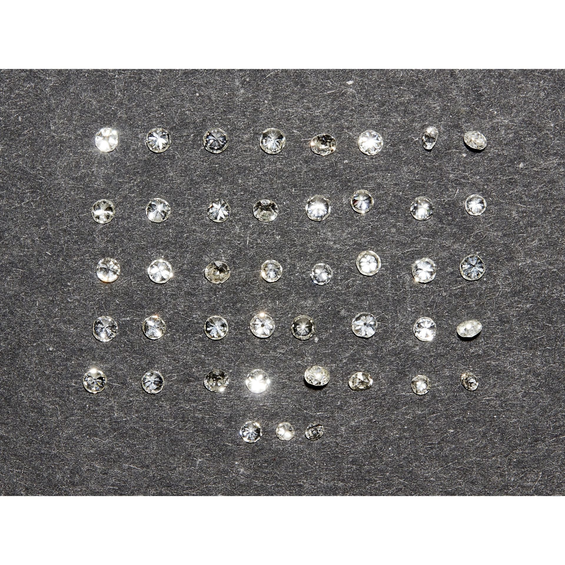 A collection of small loose diamonds - Bild 2 aus 4