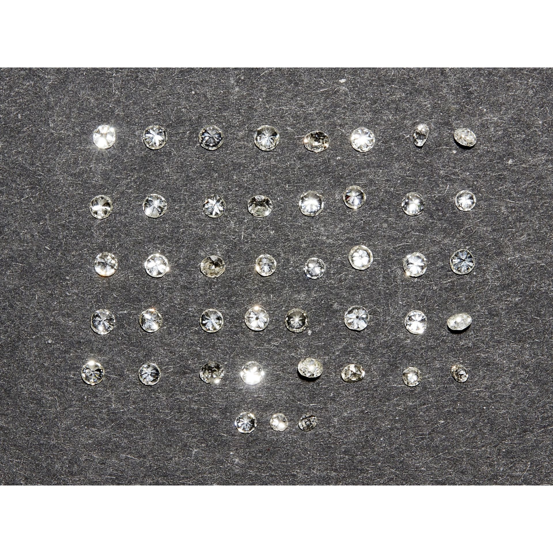 A collection of small loose diamonds - Image 2 of 4