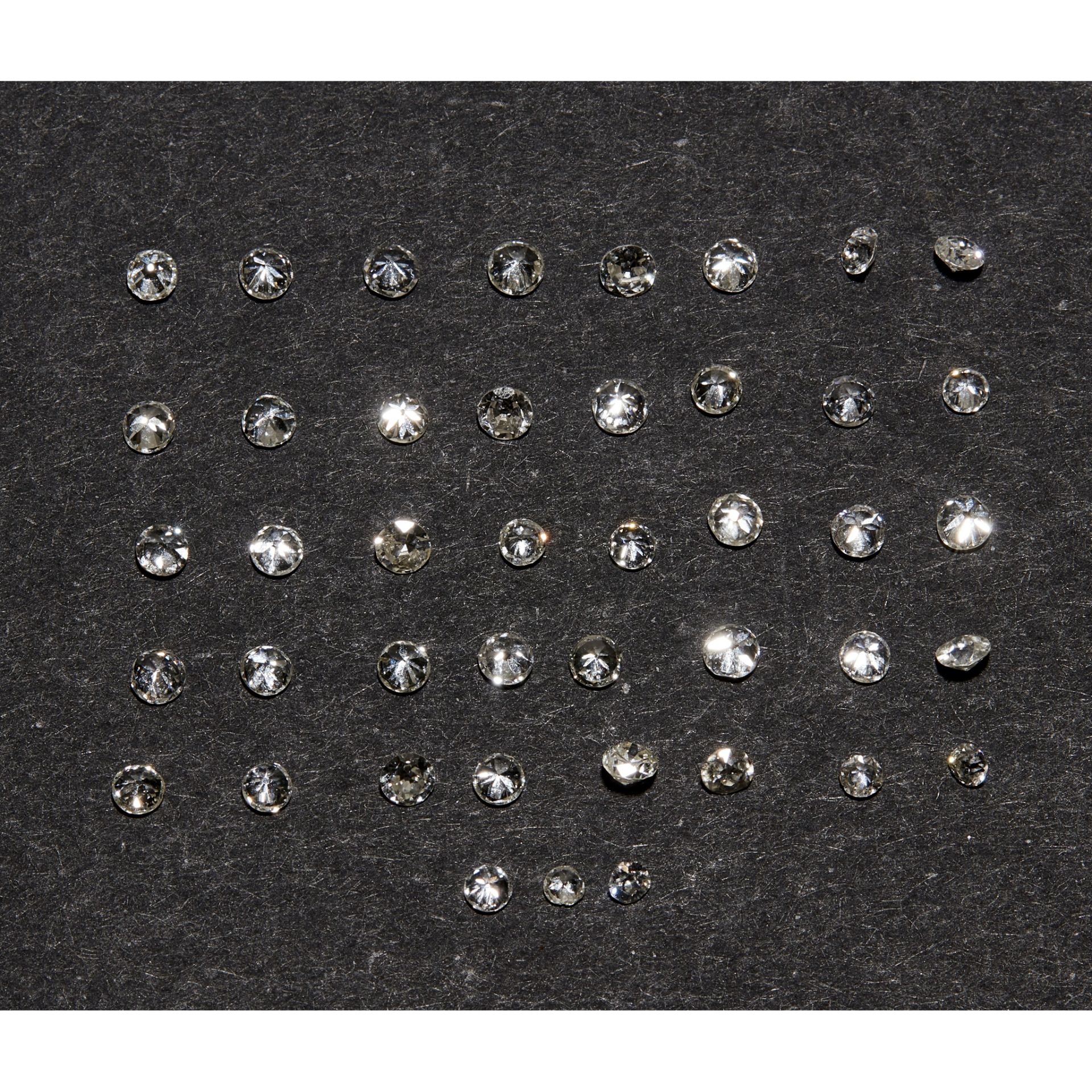 A collection of small loose diamonds - Image 3 of 4