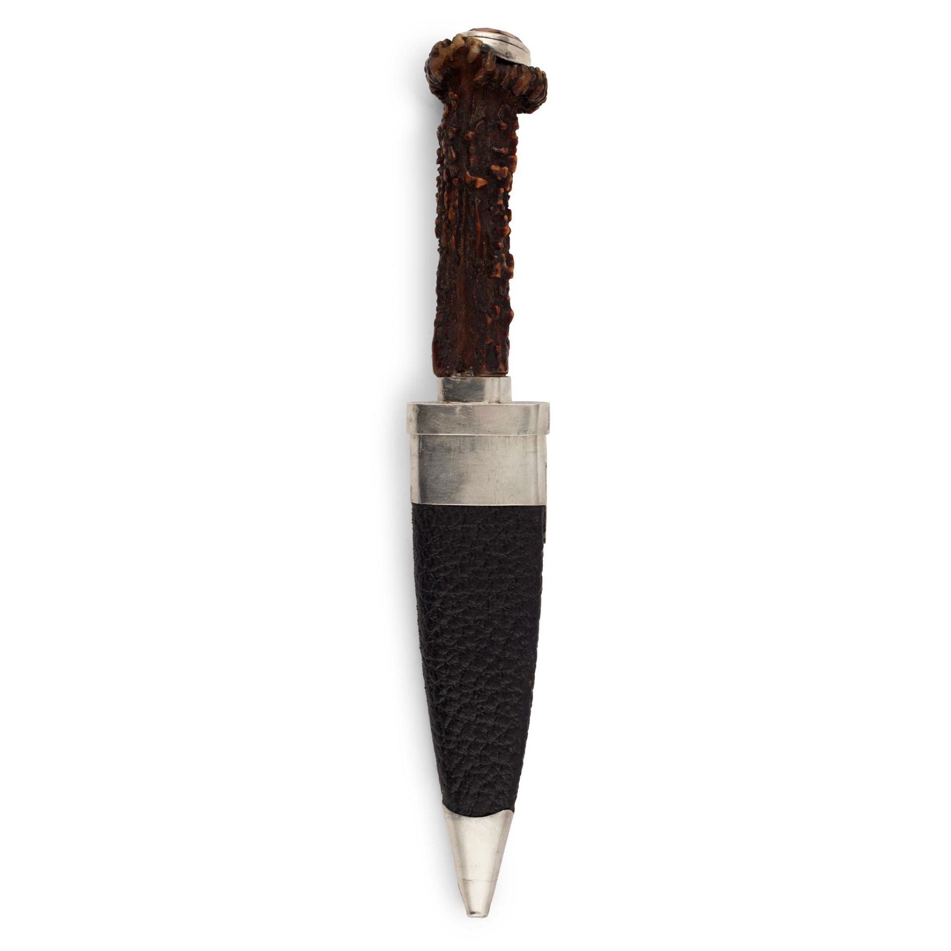 A VICTORIAN ANTLER HANDLED SGIAN DUBH 19TH CENTURY - Image 2 of 2