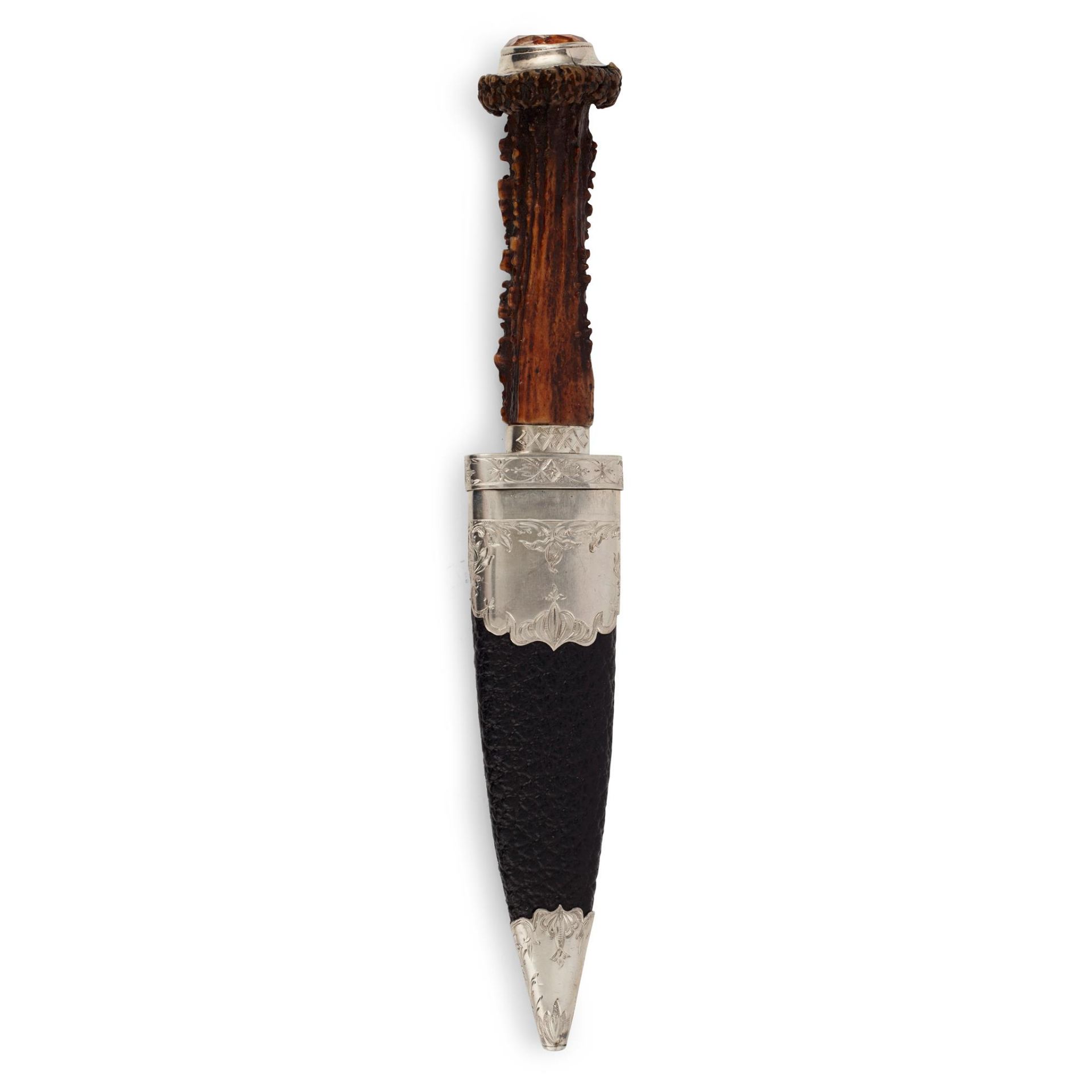 A VICTORIAN ANTLER HANDLED SGIAN DUBH 19TH CENTURY