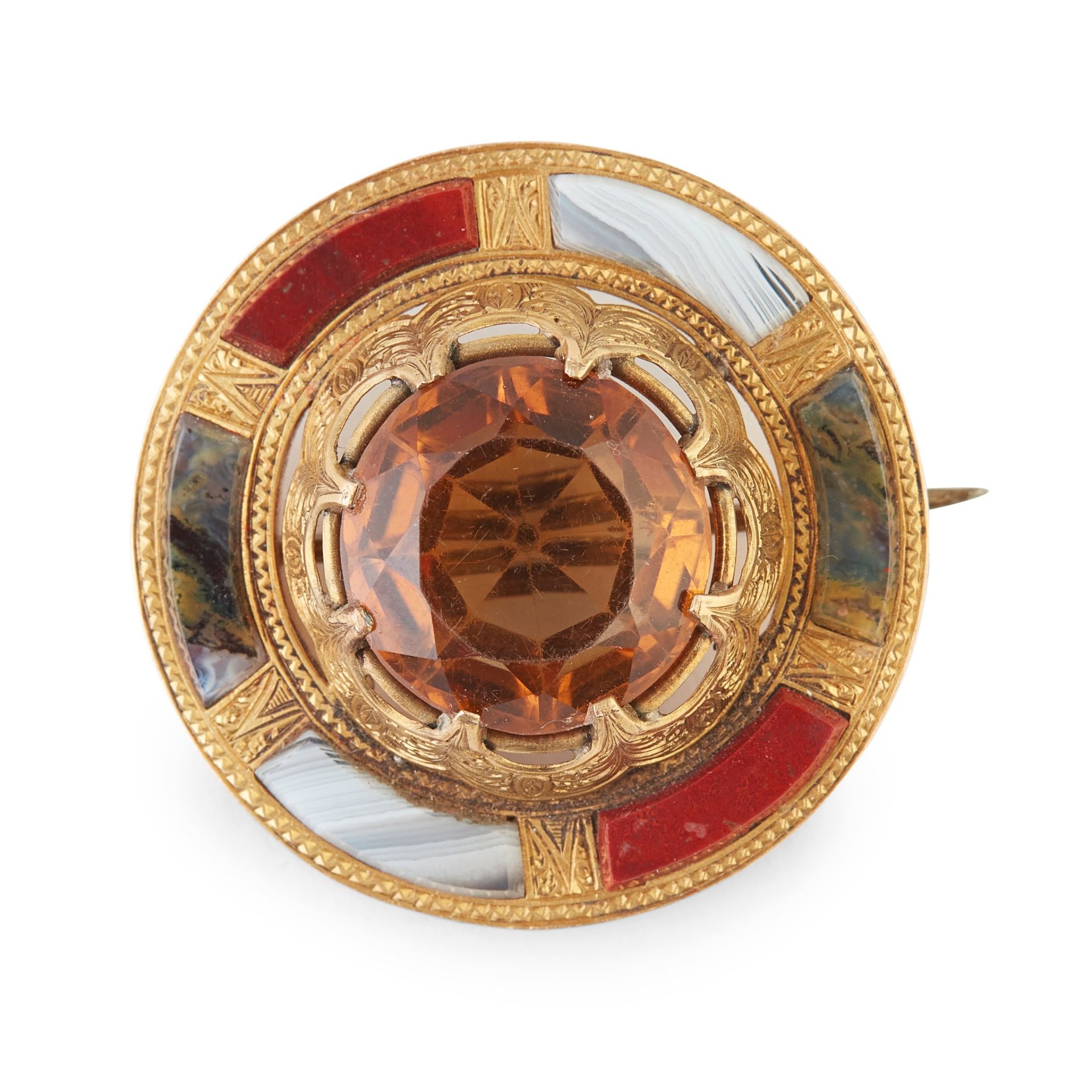 A CITRINE AND AGATE SET BROOCH
