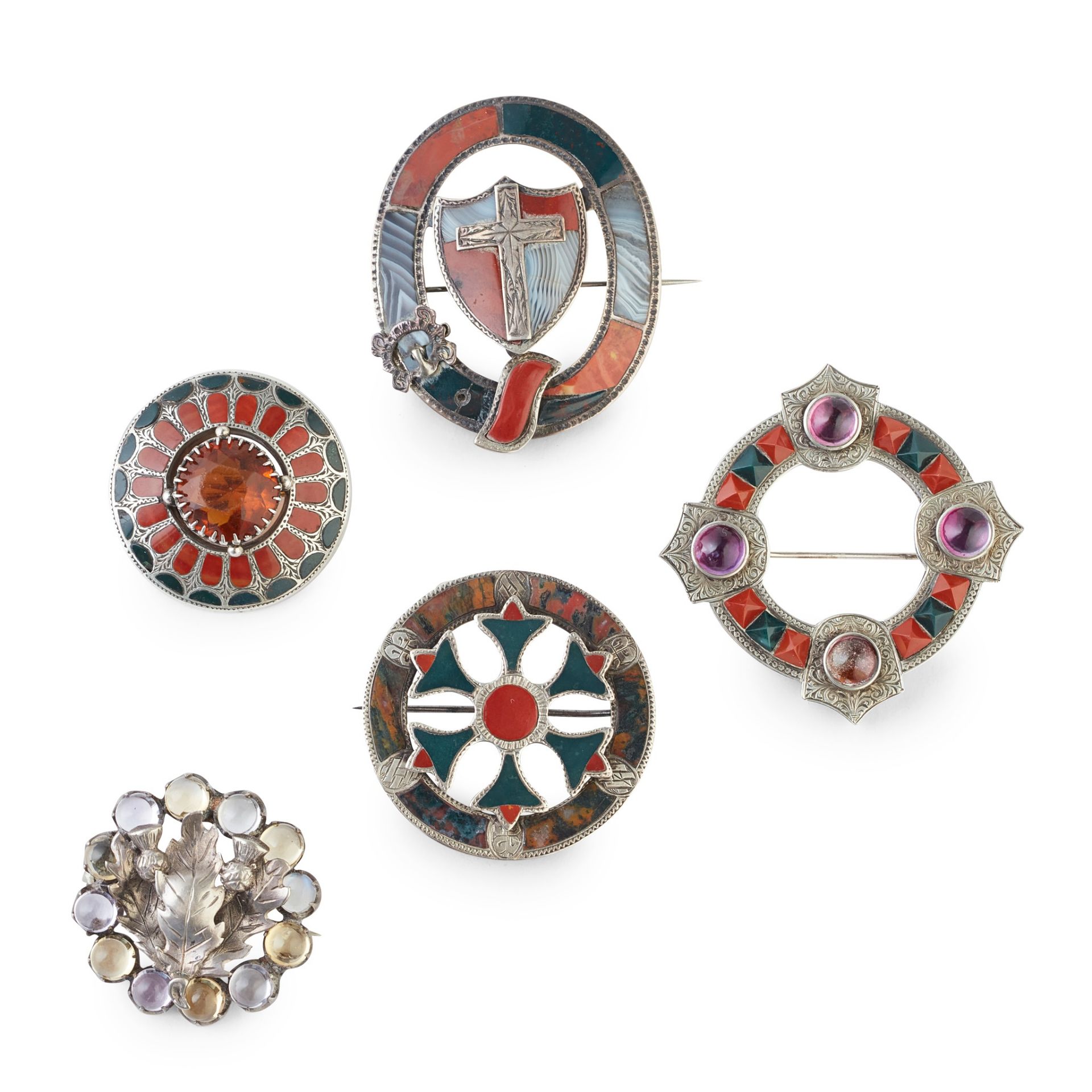 A COLLECTION OF AGATE AND GEM SET BROOCHES