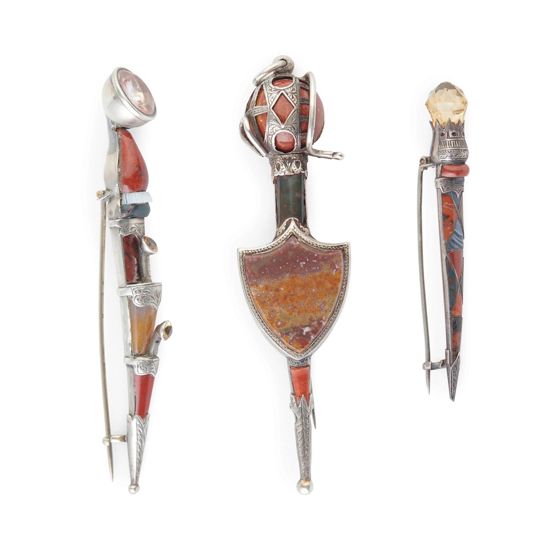 A VICTORIAN AGATE SET KILT PIN 19TH CENTURY