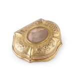 A GILT METAL AND AGATE SET SNUFF BOX