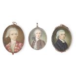 Y THREE PORTRAIT MINIATURES OF GENTLEMEN ENGLISH SCHOOL, LATE 18TH CENTURY