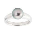 A Tahitian pearl set ring