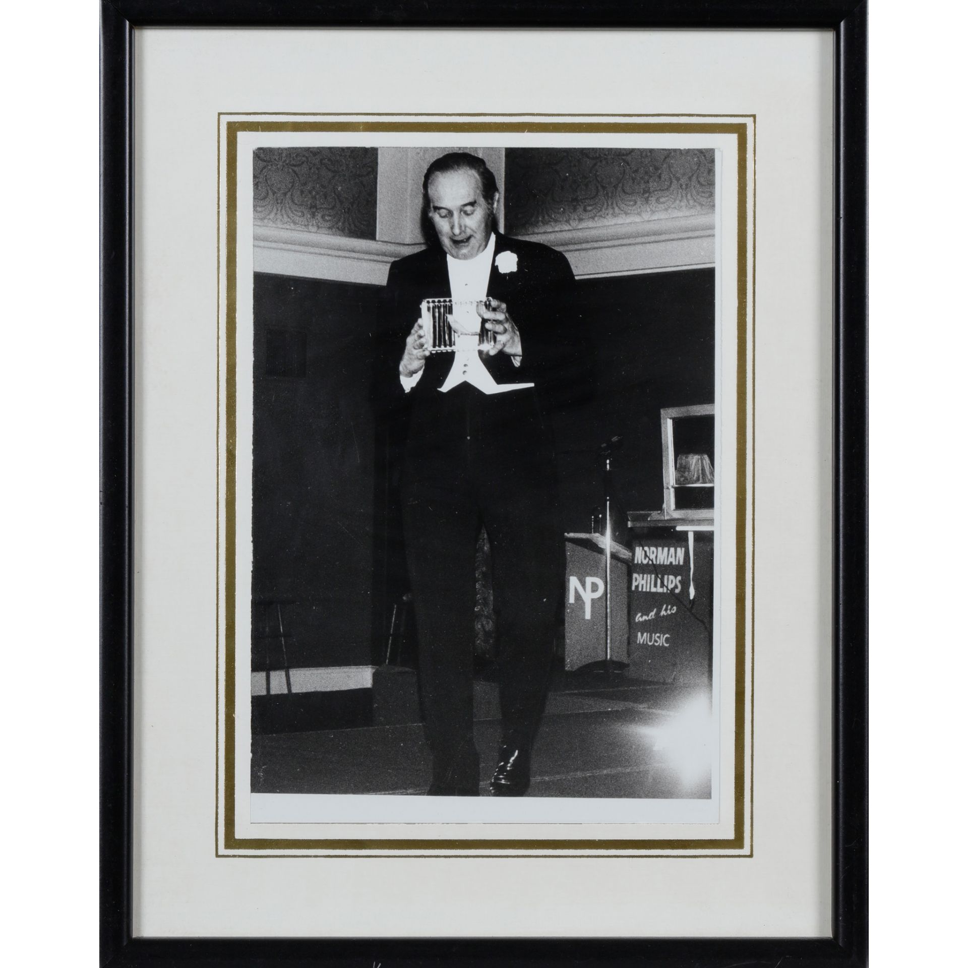 Collection of Original Photographs of Magicians, mostly signed for Don Connely including: - Bild 6 aus 8