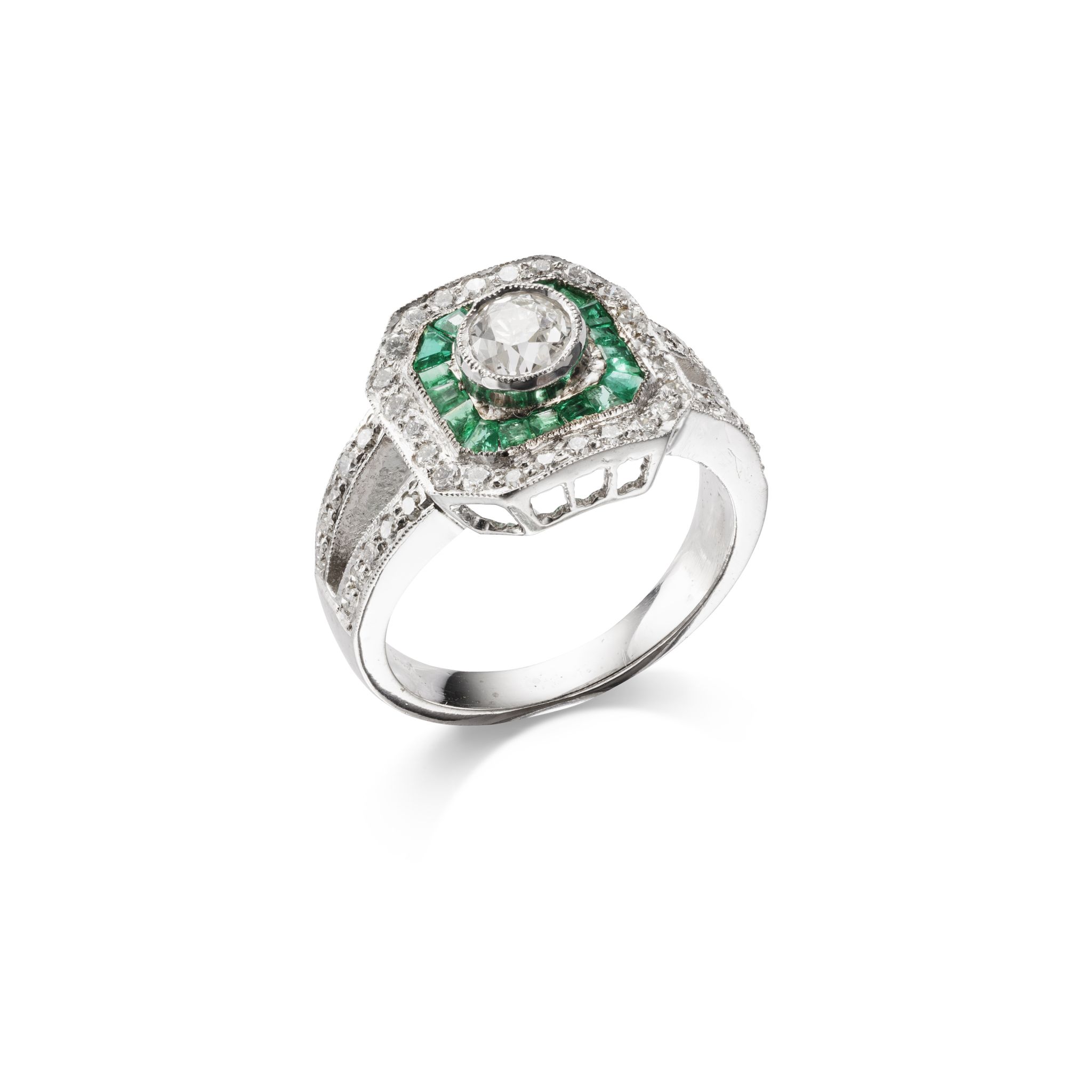 AN EMERALD AND DIAMOND TARGET CLUSTER RING