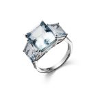 AN AQUAMARINE AND DIAMOND RING