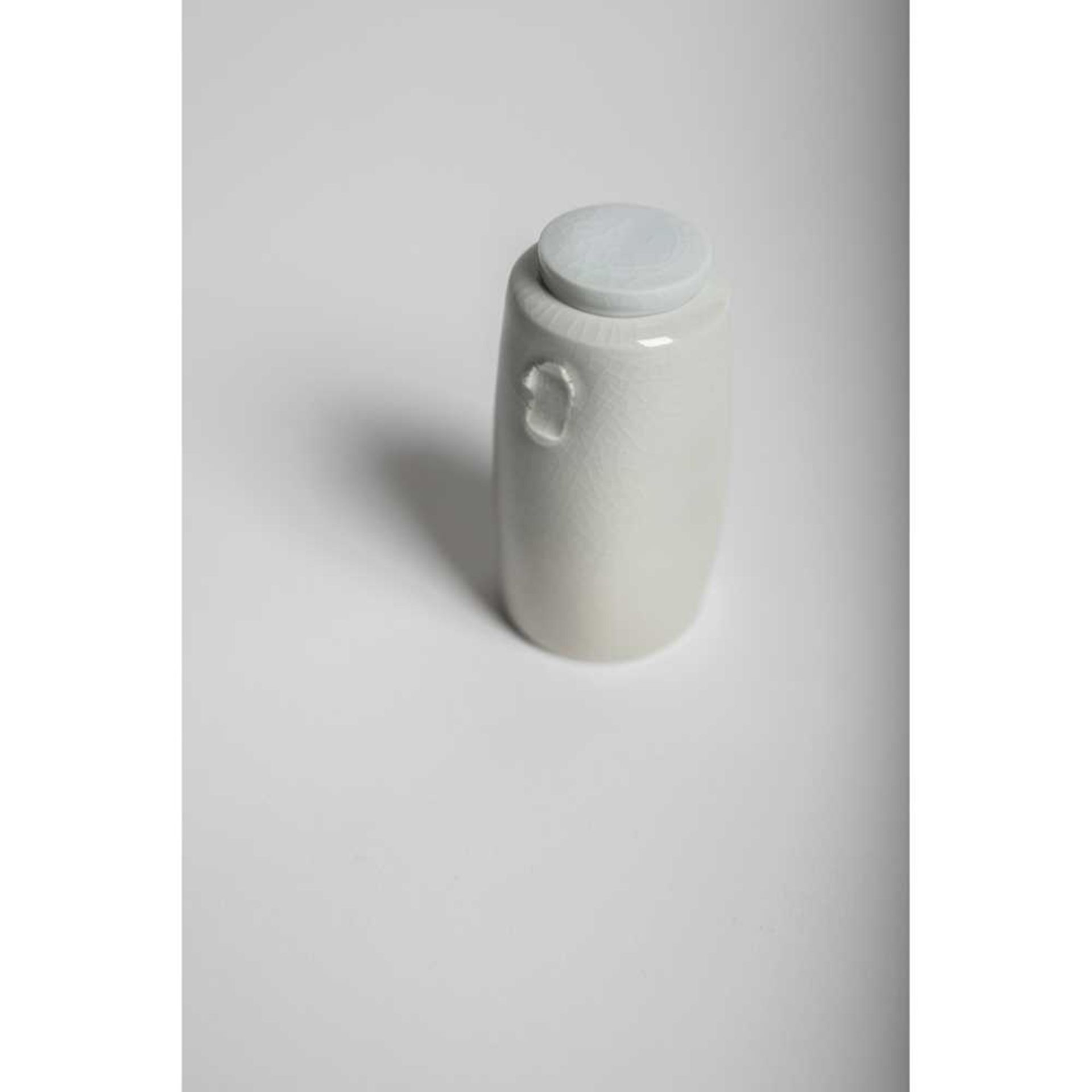 § Edmund De Waal (British 1964-) Lidded Jar - Bild 2 aus 3