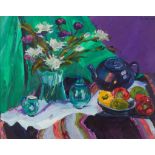 § MARGARET BALLANTYNE S.A.A.C. (SCOTTISH B.1936) STILL LIFE WITH GREEN CLOTH