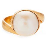 A single stone pearl ring