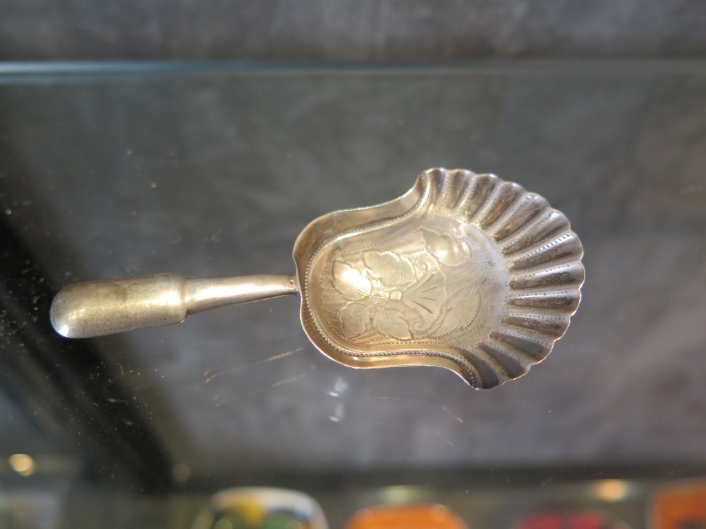 A silver caddy spoon, London 1907