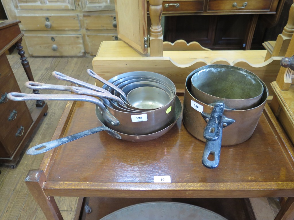 A set of fiver copper saucepans, a copper frying pan and two other copper saucepans, (8)