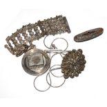 A collection of silver jewellery