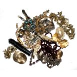 A miscellaneous collection of costume jewellery