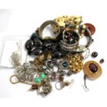 A bag of mixed costume jewellery