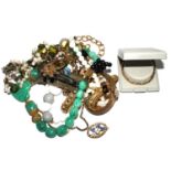 A bag of assorted costume jewellery