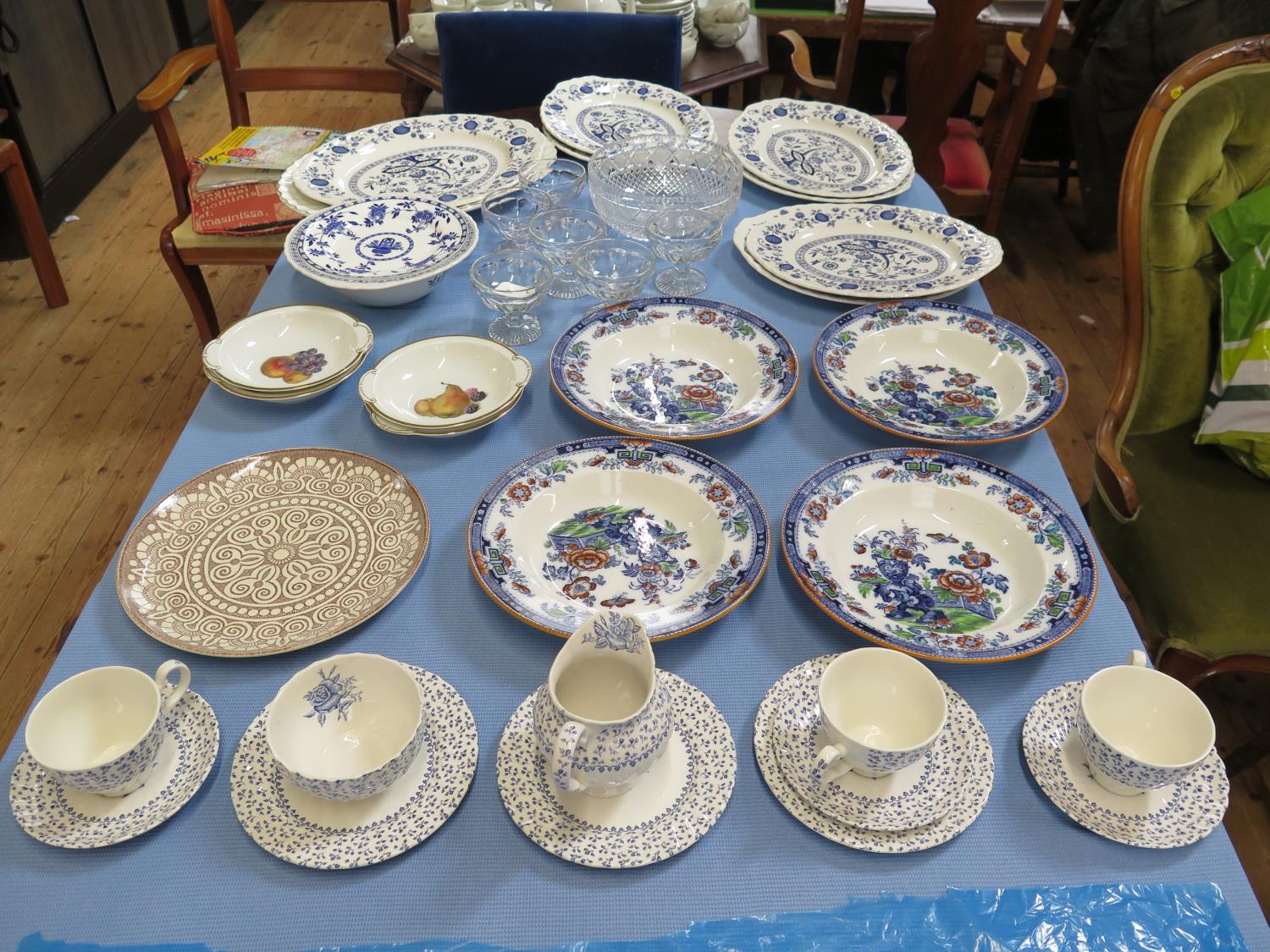 Ceramic tablewares including four Copeland Spode 'Siam' bowls 26cm diameter, Midwinter Stonehenge