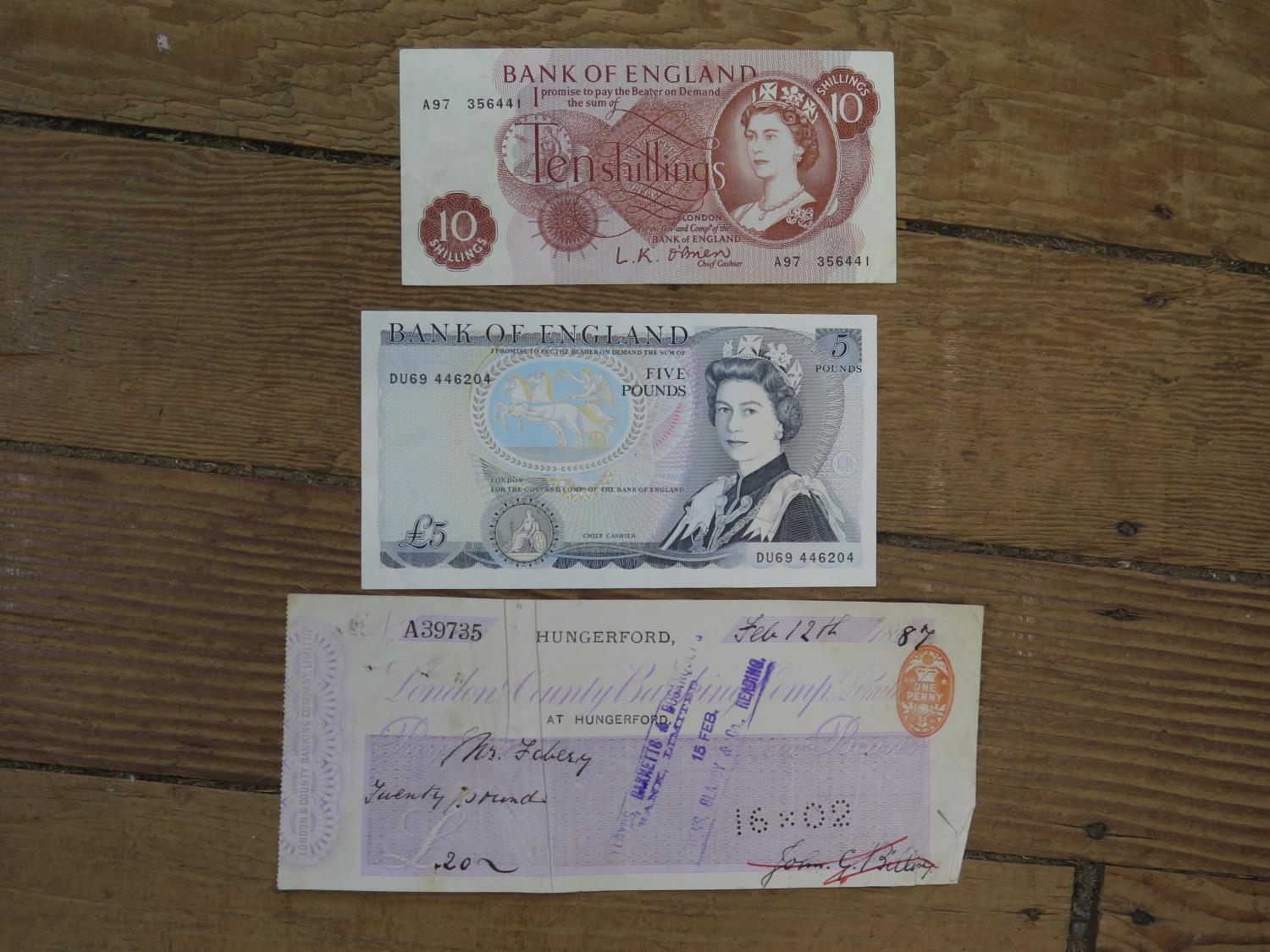 A Five Pound (£5) Banknote with error, No Chief Cashier signature, serial no. DU69 446204, a Ten