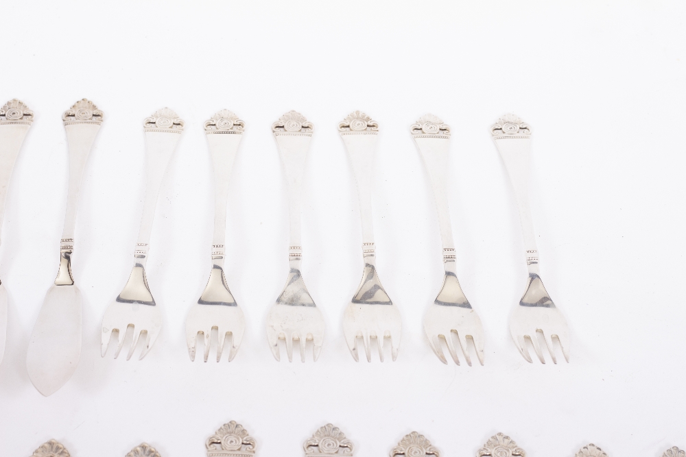 A CONTINENTAL WHITE METAL FIFTY SIX PIECE CUTLERY SET marked 925 by Robbe & Berking consisting of - Image 5 of 11