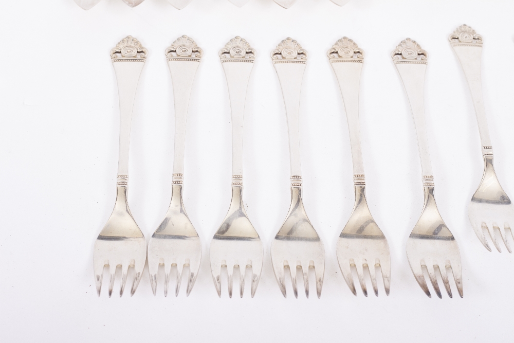 A CONTINENTAL WHITE METAL FIFTY SIX PIECE CUTLERY SET marked 925 by Robbe & Berking consisting of - Image 3 of 11