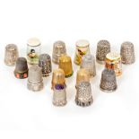 A COLLECTION OF SEVENTEEN THIMBLES to include a 15 carat gold example, a yellow metal thimble in