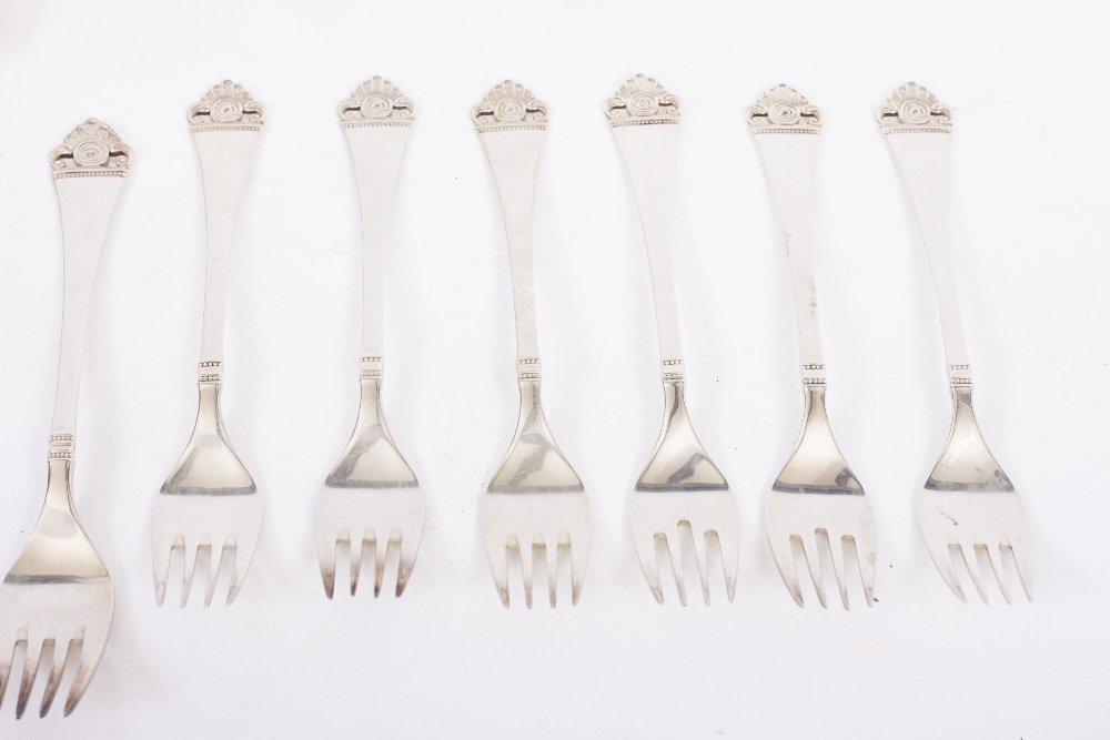 A CONTINENTAL WHITE METAL FIFTY SIX PIECE CUTLERY SET marked 925 by Robbe & Berking consisting of - Image 2 of 11