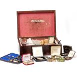 A BOX CONTAINING A COLLECTION OF JEWELLERY to include brooches, watches, earrings, coins, propelling